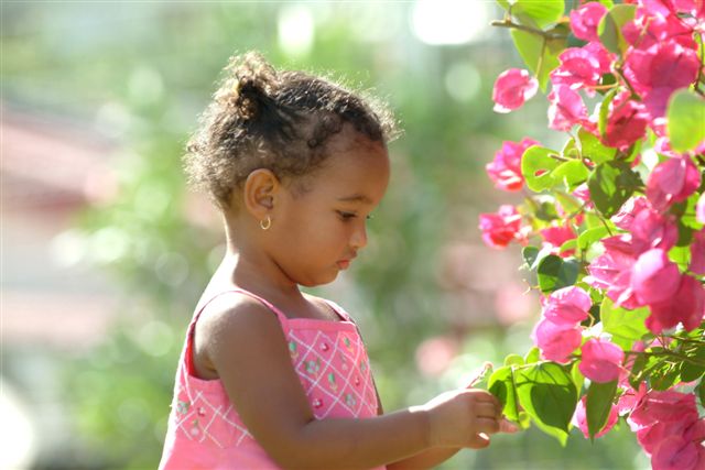 Tyttö kukkien ääressä Martinique