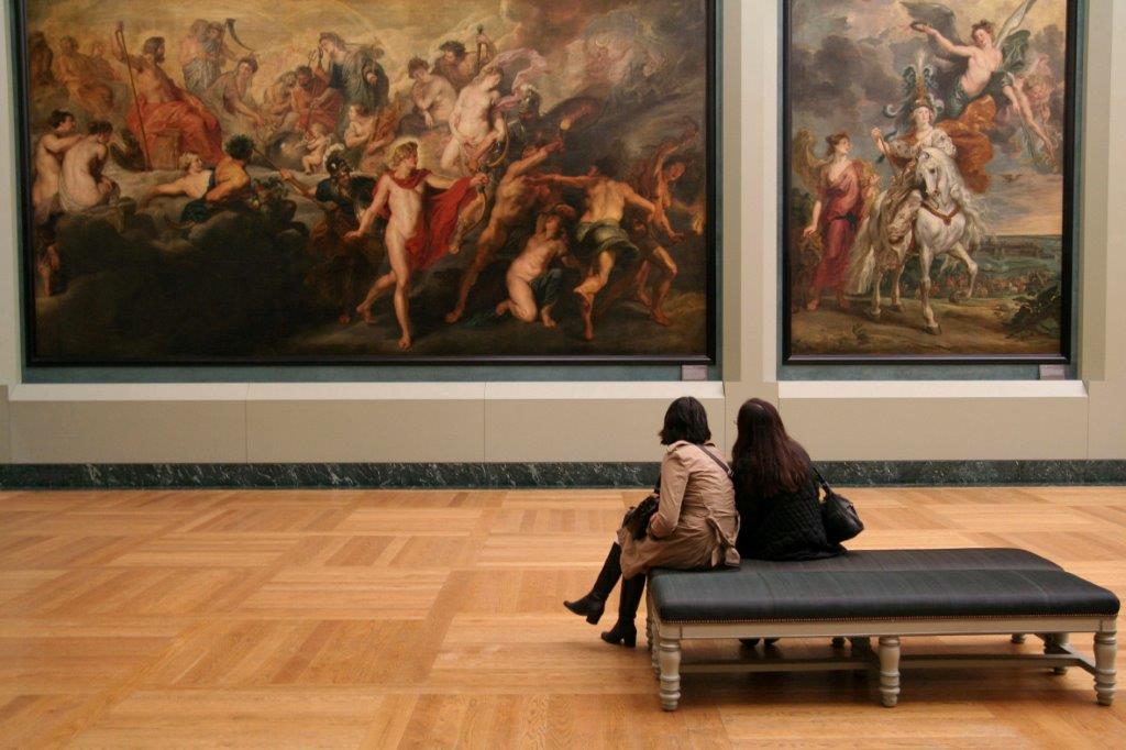 Louvre seinän kokoinen maalaus