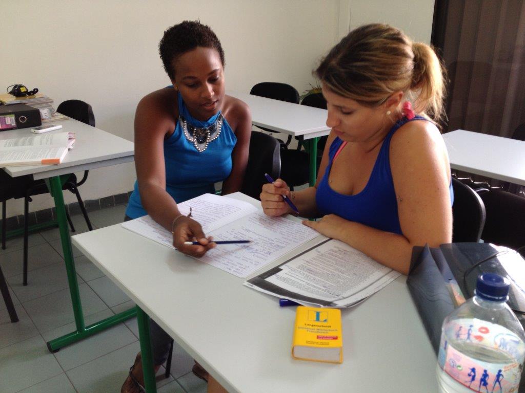 Opettaja neuvoo kielikoulussa Martinique