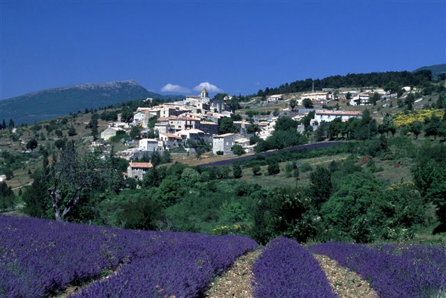 Pieni kylä rinteessä Provence